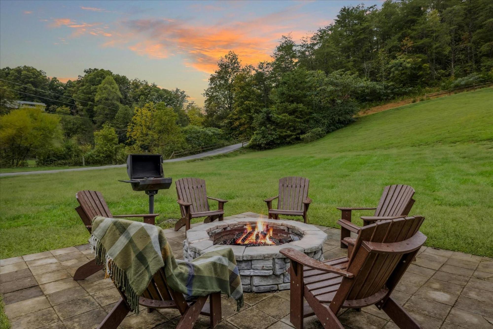 Hot Tub Fire Pit Game Room Theater Easy Access Sleeps 12 - Black Bear Lodge Pigeon Forge Dış mekan fotoğraf